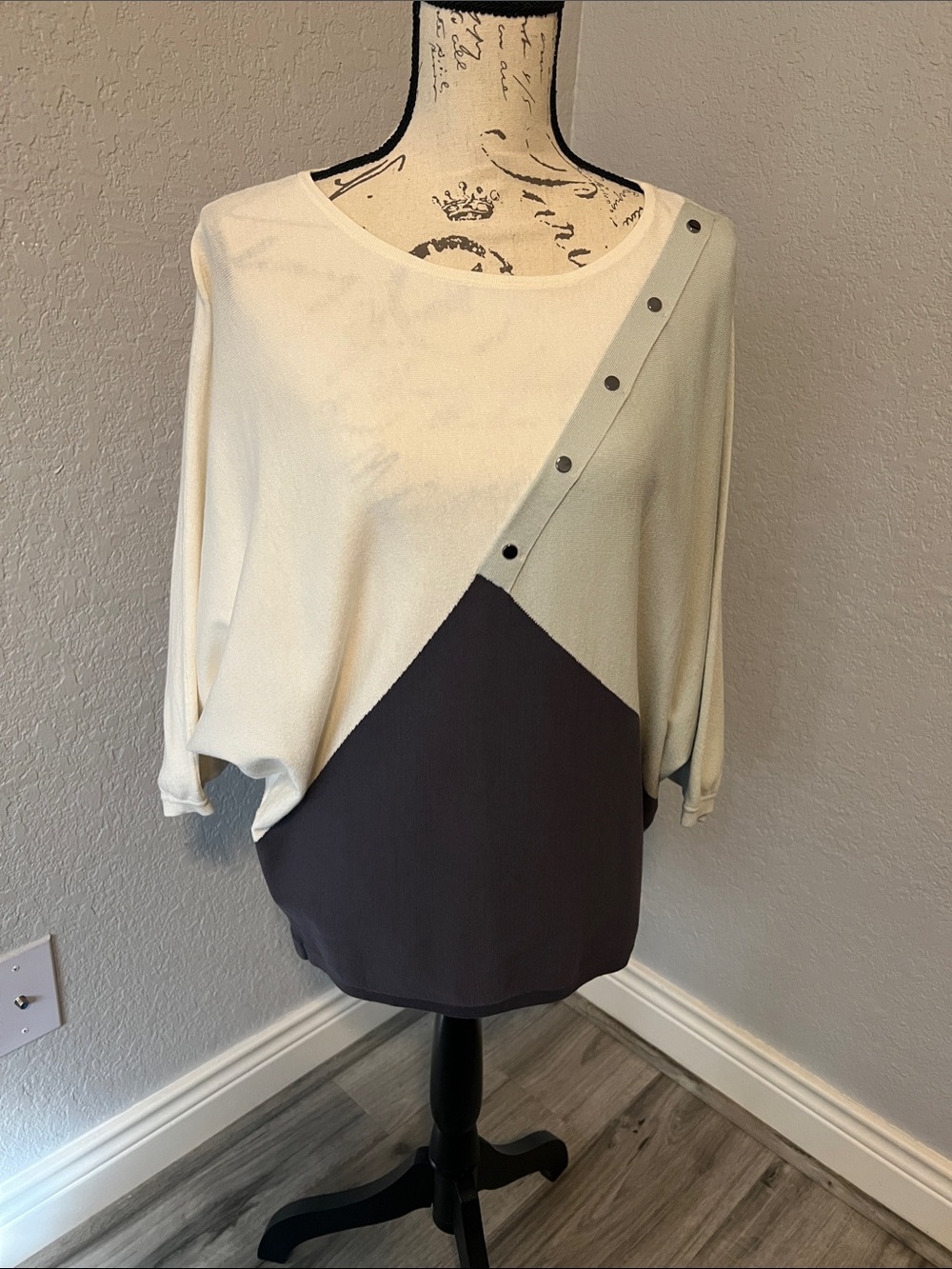 Colorblock Snap-Trim Light weight sweater in Cream, Charcoal & light gray